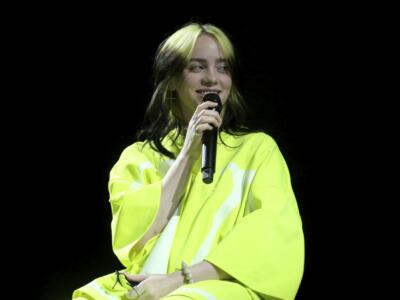 “La pornografia mi ha distrutto il cervello”. La confessione a cuore aperto di Billie Eilish e le sue prime volte senza dire mai di no