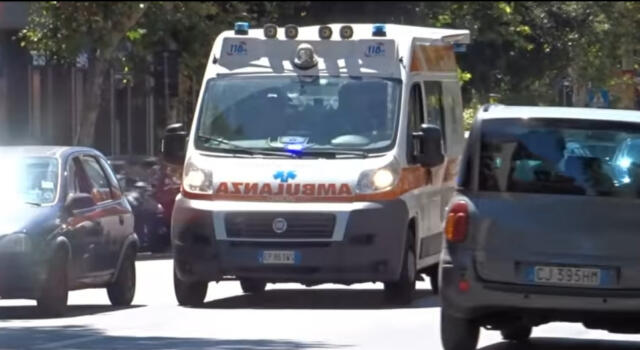 Milano, donna trovata morta in strada, stava buttando la spazzatura