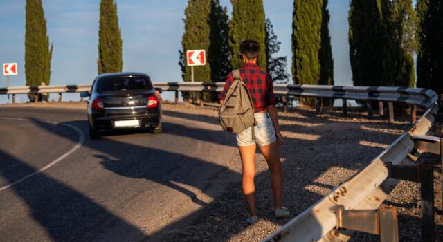 Rimini, padre litiga in macchina con il figlio 13enne e lo fa scendere sulla statale: denunciato per abbandono di minore