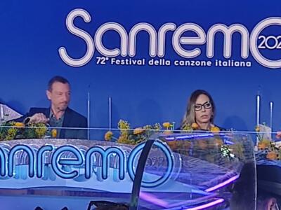 Dentro Sanremo 2022, sorrisi ed entusiasmo alla conferenza stampa. Amadeus annuncia fra gli ospiti Matteo Berrettini: “Farà un doppio con Fiorello? E chi lo sa…”