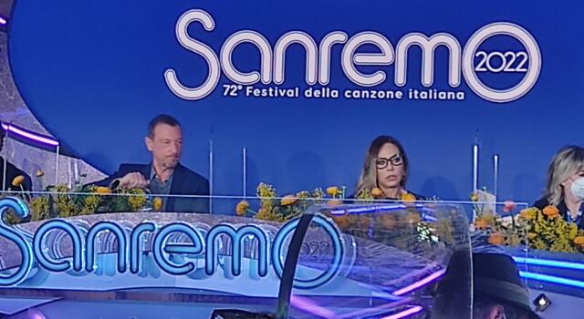 Dentro Sanremo 2022, sorrisi ed entusiasmo alla conferenza stampa. Amadeus annuncia fra gli ospiti Matteo Berrettini: &#8220;Farà un doppio con Fiorello? E chi lo sa&#8230;&#8221;