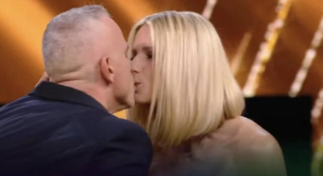 Michelle Impossible, bacio tra Michelle ed Eros Ramazzotti. E&#8217; ritorno di fiamma? Aurora in visibilio VIDEO