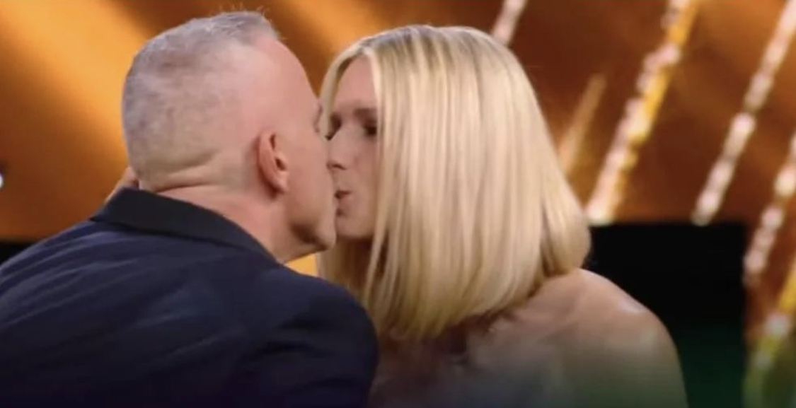 Michelle Impossible, bacio tra Michelle ed Eros Ramazzotti. E' ritorno di fiamma? Aurora in visibilio VIDEO