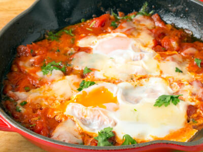 Ricetta uova in purgatorio, un piatto facile, gustoso e veloce, alla portata di tutti