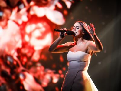 Jamala, dall’Ucraina invoca la pace e si chiude a casa con i bambini. Nel 2016 vinse l’Eurovision con una canzone che irritò la Russia