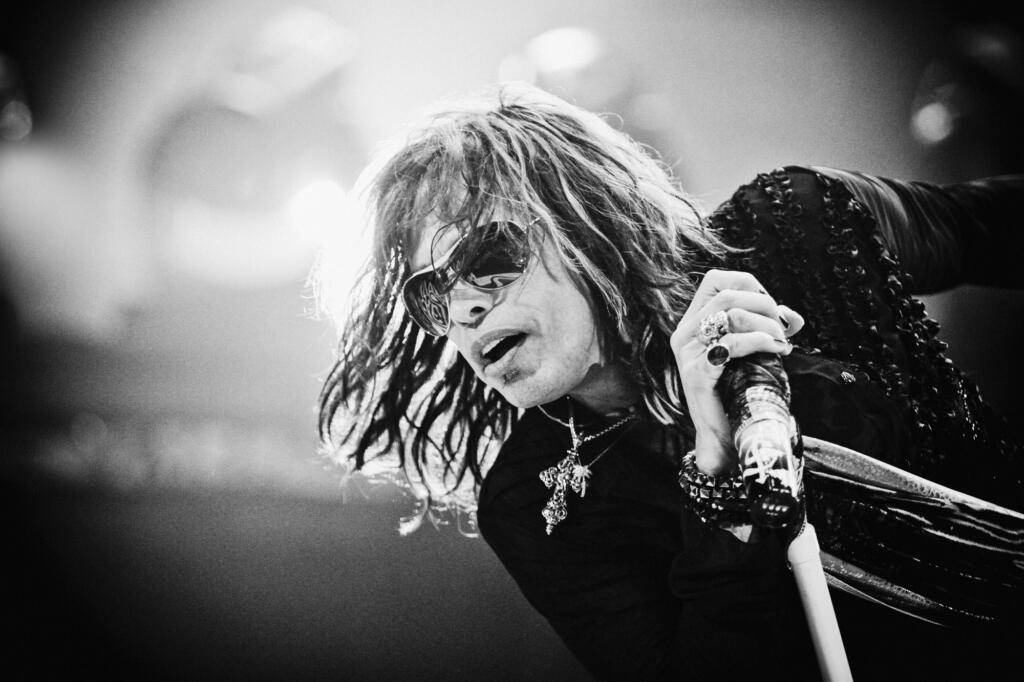 Da Nada a Mark Lanegan: sono tanti i cantanti fotografati da Simone Cecchetti. Su Sky Arte, lunedì 14 marzo, andrà in onda un imperdibile documentario che lo racconta attraverso gli scatti e le voci dei cantanti da lui immortalati.