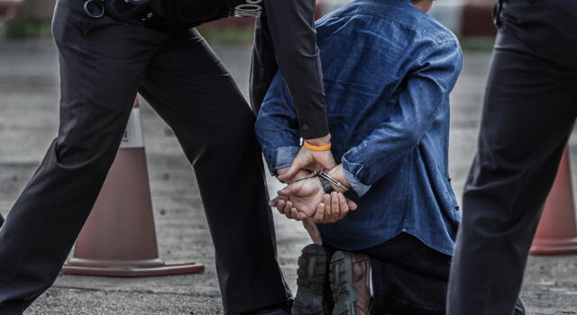 Napoli, donna 41enne accompagna la figlia a scuola, uomo forza la portiera e cerca di violentarla: arrestato