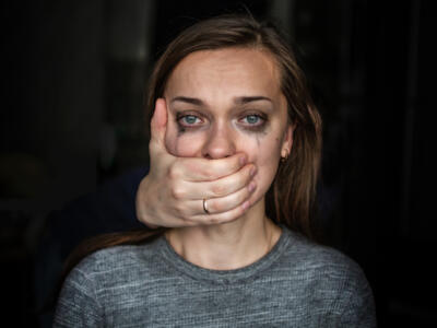 Offre aiuto ad una 19enne ucraina fuggita dalla guerra, ma in realtà, abusa di lei