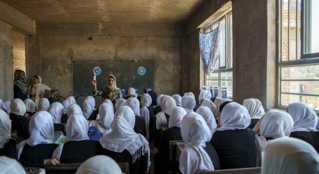 Afghanistan, i Talebani chiudono le scuole secondarie femminili