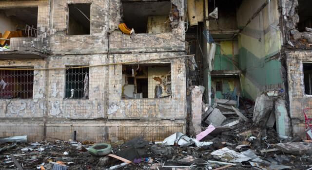 Guerra in Ucraina, circa 300 le vittime dell&#8217;attacco russo al teatro di Mariupol