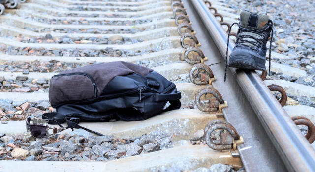 Tragedia a Foggia, 21enne cammina sui binari e viene schiacciato mortalmente dal treno. Suicidio o incidente?