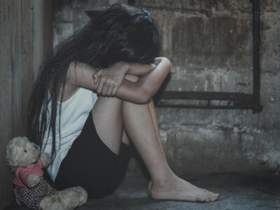 Stupra una 14enne e obbliga la madre della ragazza a guardare. L’incursione in casa e poi l’orrenda violenza