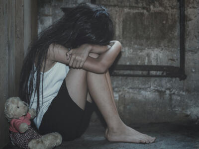 Reggio Emilia, l’amico di famiglia è un orco: 60enne moleste sorelline di 10 anni. La mamma delle piccole scopre l’orrore e denuncia