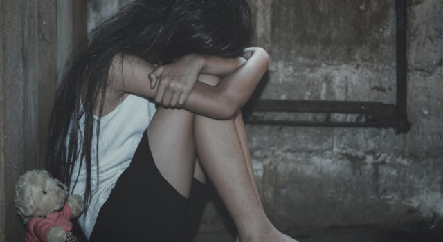 Stupra una 14enne e obbliga la madre della ragazza a guardare. L’incursione in casa e poi l’orrenda violenza