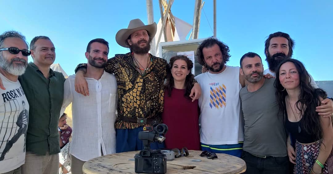 Lorenzo Cherubini Jovanotti torna a godere di ottima salute con il folk mediterraneo del CGS. Il gruppo partecipa alla realizzazione del brano "Mediterraneo"