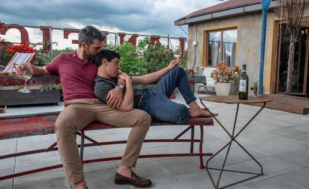 In foto Luca Argentero (a sinistra) con Eduardo Scarpetta (a destra). Scena tratta dalla serie TV "Le Fate Ignoranti"