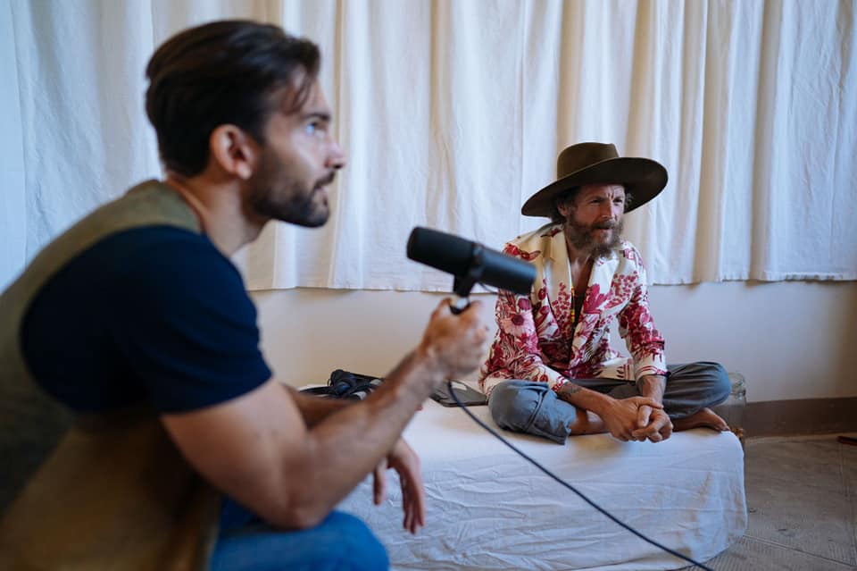Lorenzo Cherubini Jovanotti torna a godere di ottima salute con il folk mediterraneo del CGS. Il gruppo partecipa alla realizzazione del brano "Mediterraneo"