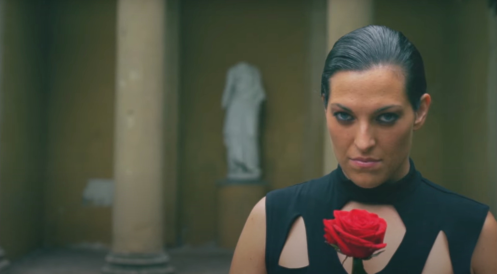 Sara Zaccarelli in arte Nudha in un frame del video di "Chiedimi" diretto da Sagio