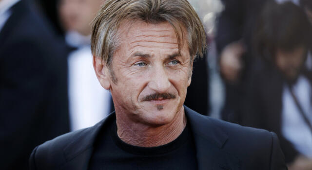 LA FABBRICA DEI SOGNI di Chiara Sani. Sean Penn presta il suo Oscar a Zelensky: “Resterà qui fino alla fine della guerra”