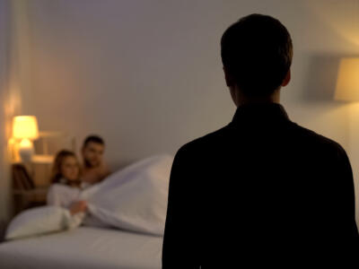 Corna e sangue a Pistoia: trova la fidanzata a letto con un altro e accoltella gli amanti, donna lotta tra la vita e la morte