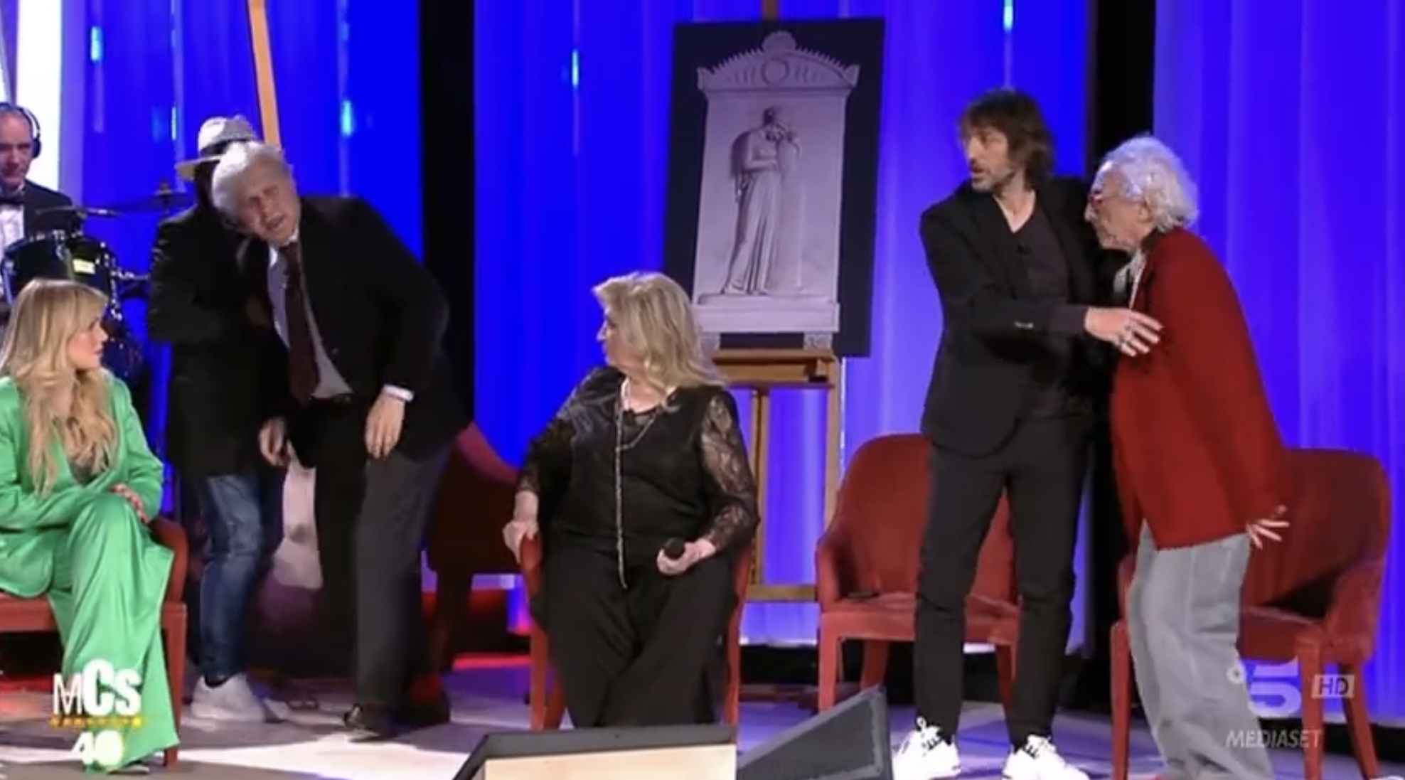 Al Maurizio Costanzo Show scatta la rissa tra Sgarbi e Mughini: "L'altra volta mi hanno bloccato, ma stavolta non ci sono riusciti" (VIDEO)