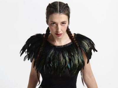 Sarah Stride, la sirena dark che attraversa le acque torbide del pop torna con “Luna raccolta”
