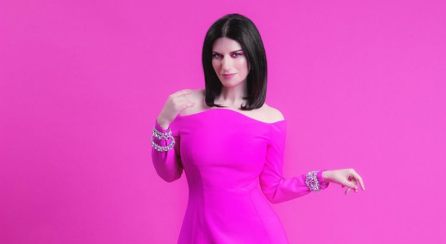 Laura Pausini, da regina dell’Eurovision a vittima di body shaming su Rai1: «Non sei Chanel» – Ecco il VIDEO che fa discutere