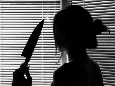 Trento, uomo ferito in strada, le tracce di sangue portano all’appartamento dove la moglie sta lavando un coltello: “Voleva lasciarmi!”