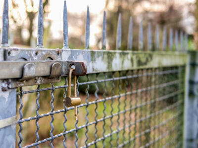 Milano, cade dal balcone mentre sistema la veneziana e rimane infilzato nelle punte del cancello condominiale