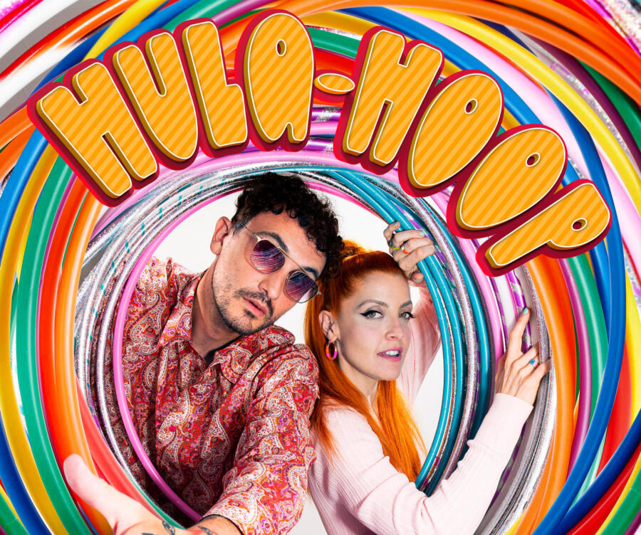 Hula-Hoop: Noemi e Carl Brave si riciclano (e fanno bene)