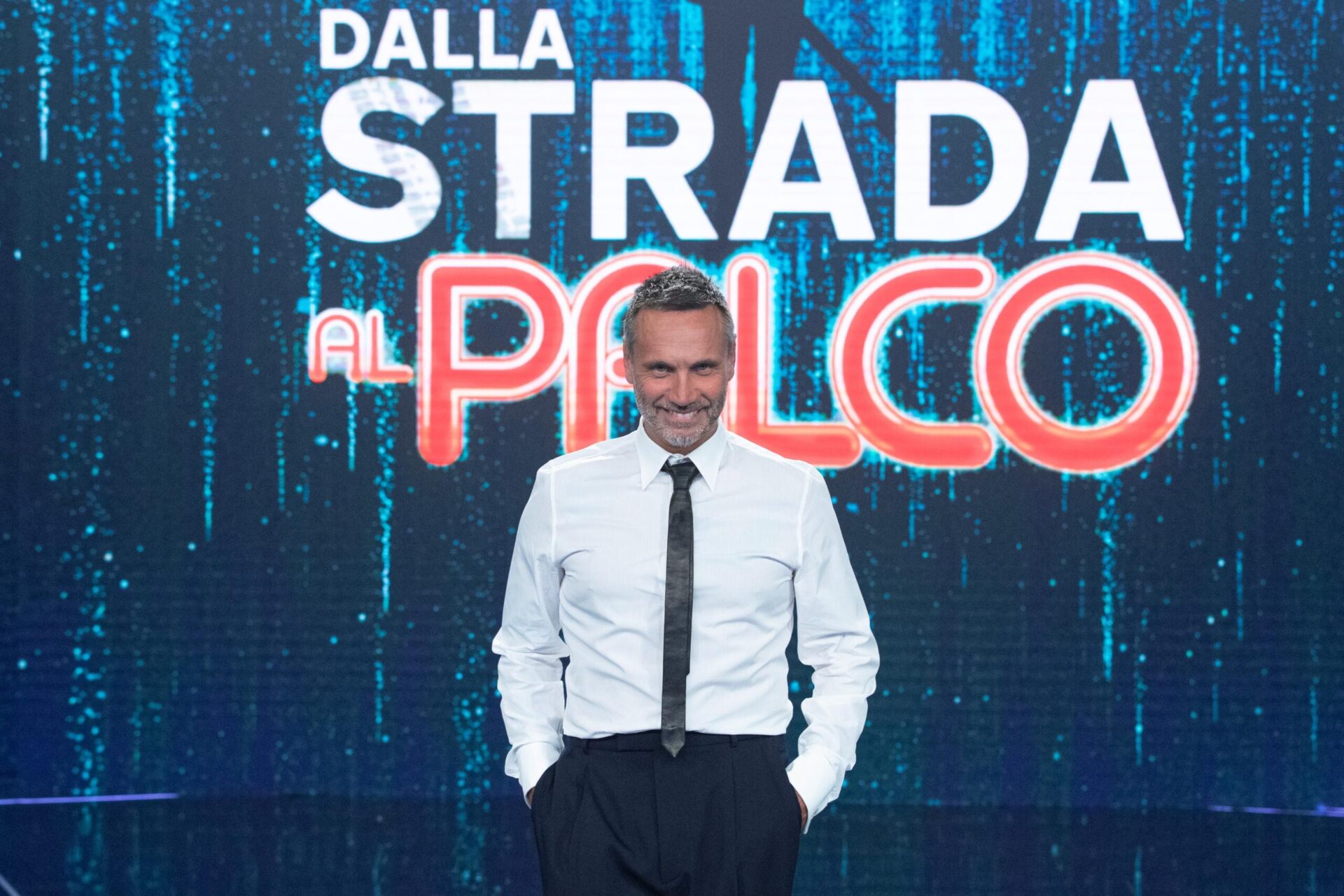 "Dalla strada al palco", il nuovo show musicale condotto da Nek in onda da questa sera su Rai2. Ospiti della prima puntata Francesco Paolantoni e Biagio Izzo