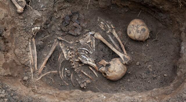 Macabro giallo ad Aosta, donna 30enne trovata morta in una fossa scavata accanto alla Dora Baltea