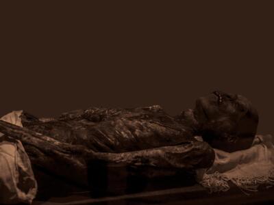 Morte e soldi, mistero a Genova. Trova cadavere mummificato tagliando le sterpaglie: accanto ai resti umani, 9 mila euro in contanti