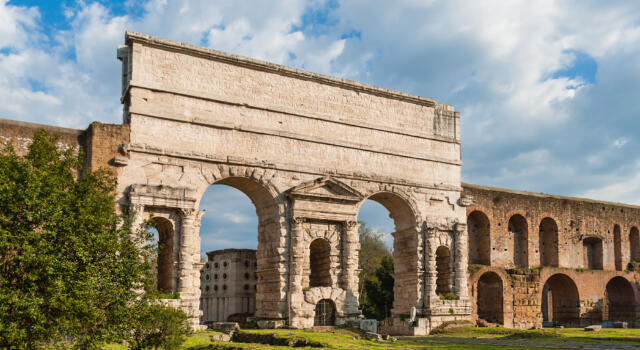 Roma, crollata una parte dell&#8217;arco di Porta Maggiore