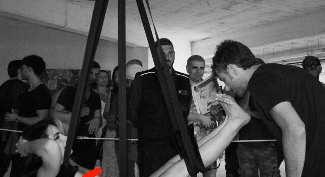 Valentina Nappi sold out al Museum. Decine in coda per annusare il suo corpo nudo nella performance “Senses – I sensi nell’arte”