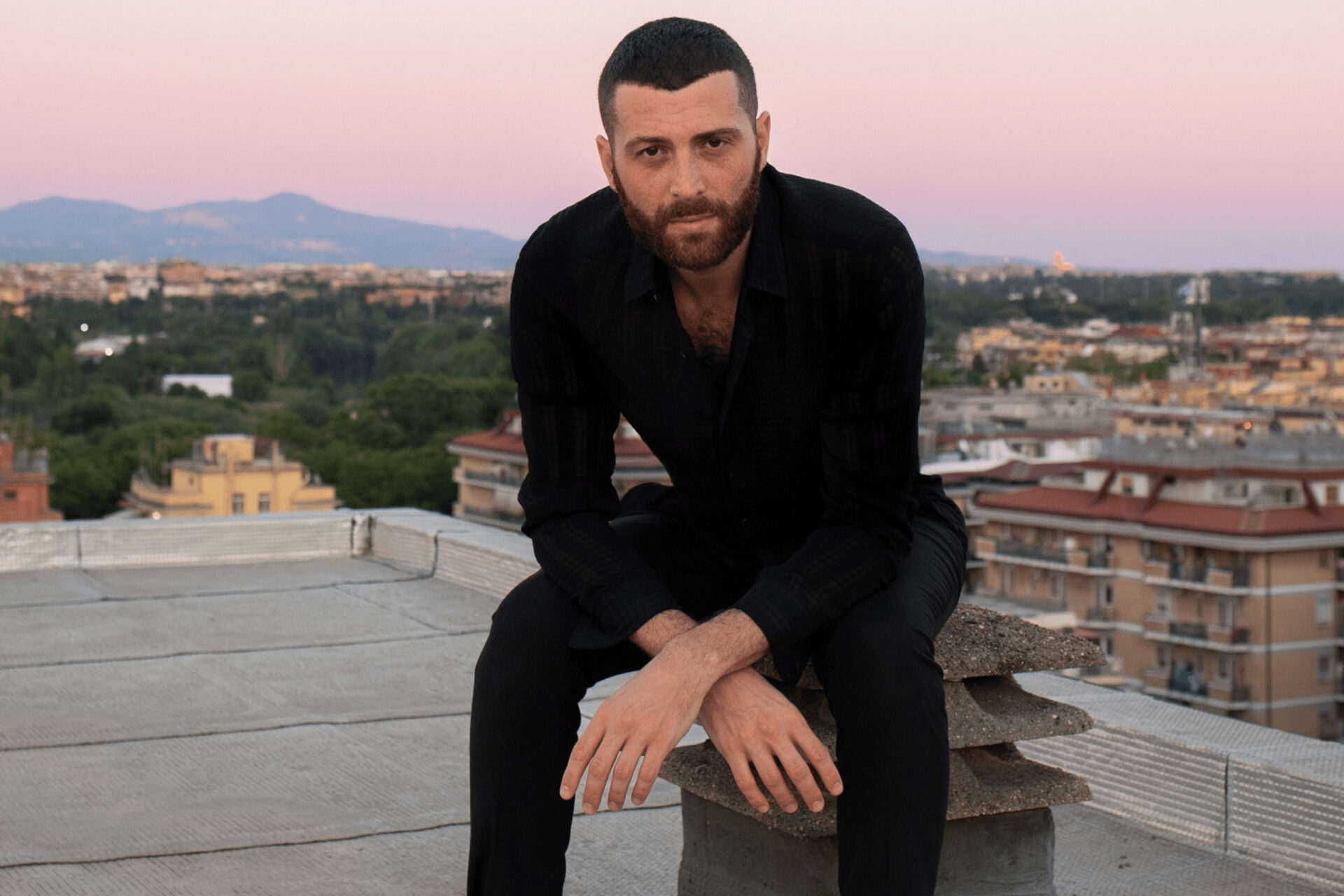 Rami è il nuovo singolo del cantautore Marco Guazzone, colonna soora della serie rai Le Indagini Di Lolita Lobosco