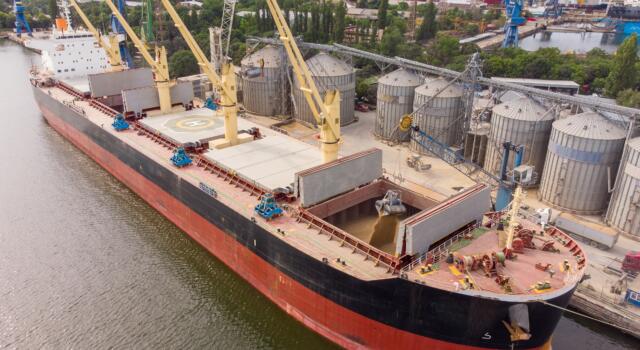 Ucraina, si sblocca l&#8217;export del grano: partito dal porto di Odessa un primo carico
