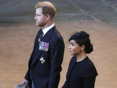Harry e Meghan disinvitati da Carlo III al banchetto di Stato reale. E’ ancora tensione tra i Reali alla vigilia del funerale di Elisabetta II. Dove seguire in tv e in streaming la funzione religiosa