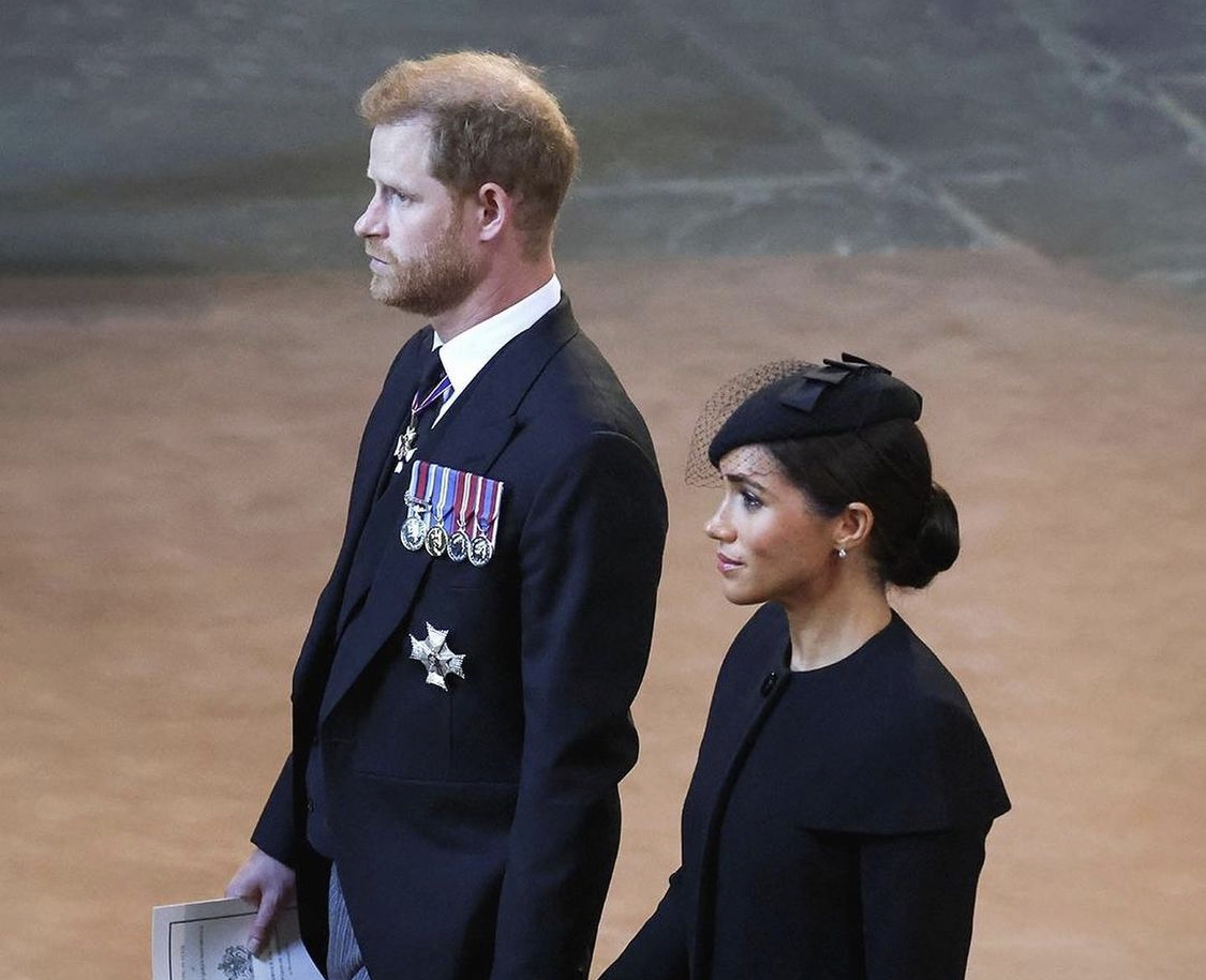 Harry e Meghan disinvitati da Carlo III al banchetto di Stato reale. E' ancora tensione tra i Reali alla vigilia del funerale di Elisabetta II. Dove seguire in tv e in streaming la funzione religiosa