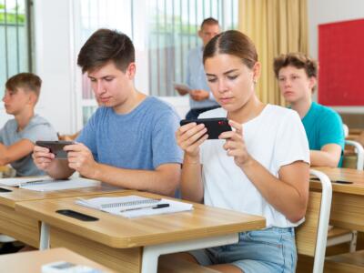 Scuola, un liceo di Bologna vieta l’uso dei cellulari in classe