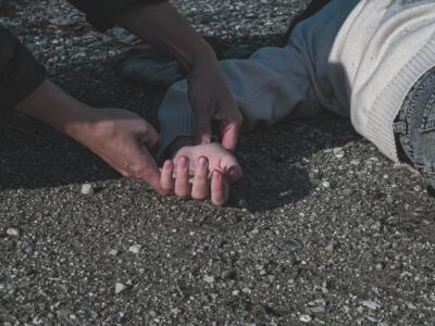 Si indaga per omicidio a Napoli, insegnante trovato morto nel cortile della scuola media