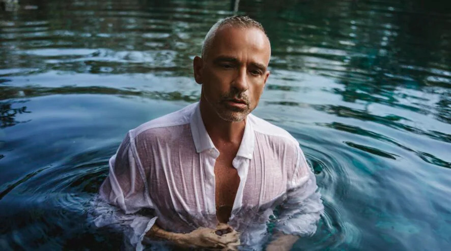 Eros Ramazzotti ritorna in campo con "Ama", un nuovo singolo che conserva i vecchi stilemi con un vestito sonoro nuovo e a passo con i tempi. Il compromesso è giusto