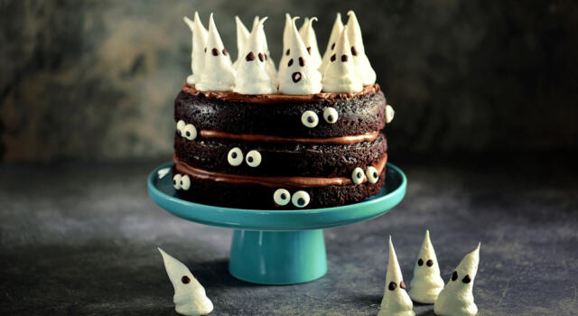 Halloween, stupire con una torta meringhe e cioccolato si può, basta seguire questa spaventosa ricetta