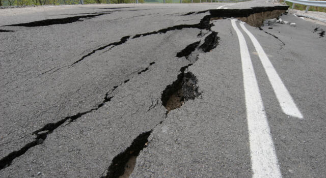 La terra trema: risveglio da paura nelle Marche, con forti scosse di terremoto