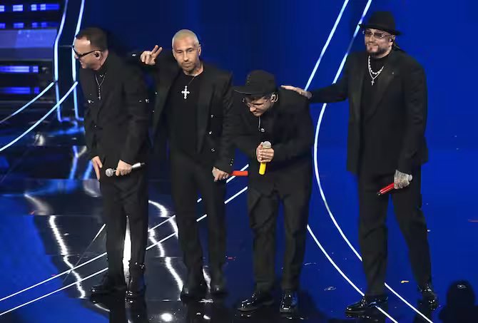 LIVE Sanremo 2024 in DIRETTA. Geolier, Luchè e Gigi D'Alessio vincono la serata delle cover