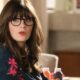 Zooey Deschanel di nuovo protagonista di una commedia romantica.