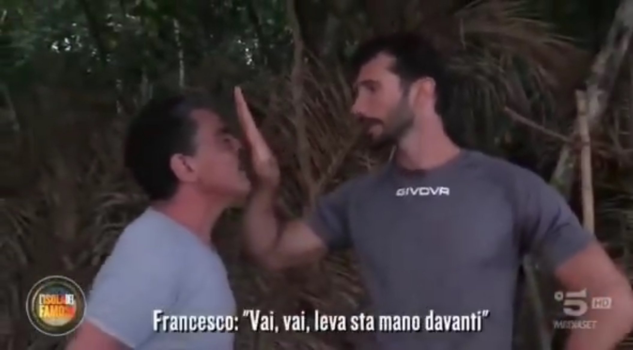Isola dei Famosi, Francesco Benigno incastrato dai video. Ma l'attore replica: "Vi spu***no a tutti"