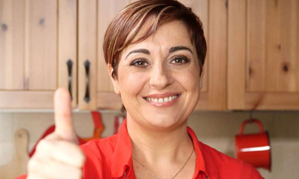 L'Italiano è ciò che mangia? Secondo la nuova scuola di foodblogger e agenzie del marketing sì, la nostra identità nazionale riparte da qui. Eppure la questione è tutt'altro che pacifica: gran parte del cibo che ci vendono come patrimonio che costituisce la nostra identità d'italiani è d'invenzione recentissima, e la sua presunta antichità è una costruzione a tavolino di foodblogger e agenzie di marketing
