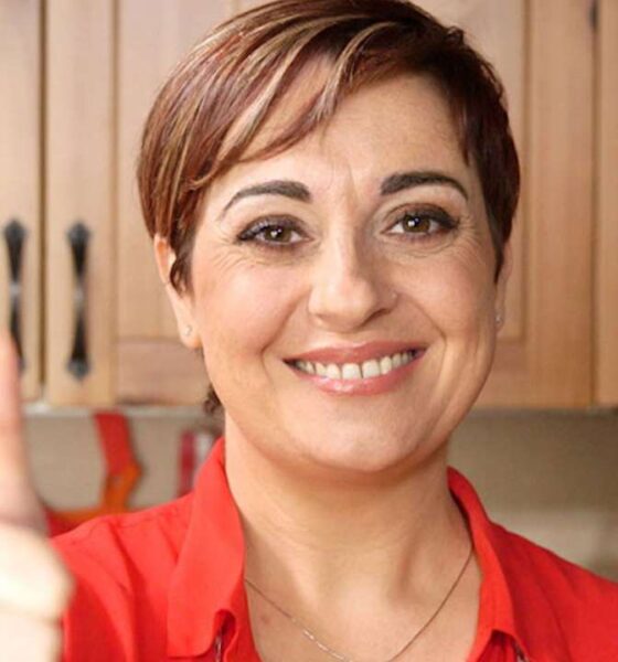 L'Italiano è ciò che mangia? Secondo la nuova scuola di foodblogger e agenzie del marketing sì, la nostra identità nazionale riparte da qui. Eppure la questione è tutt'altro che pacifica: gran parte del cibo che ci vendono come patrimonio che costituisce la nostra identità d'italiani è d'invenzione recentissima, e la sua presunta antichità è una costruzione a tavolino di foodblogger e agenzie di marketing