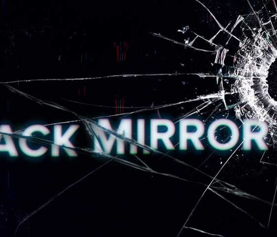 Black Mirror si è rotto? L'iconica serie di Charlie Brooker sopravvive fra autocitazioni ed esercizi di mestiere, ormai stanca di se stessa. Concepita come monito sulla direzione tecnologica e sociale da non prendere, la serie distopica ha visto le sue più allucinanti previsioni avverarsi, dimostrando come persino l'opera artistica che coniuga successo di pubblico e qualità possa incedere ben poco sul reale.